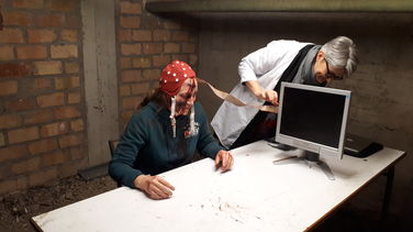 Anne Giersch installant un casque EEG